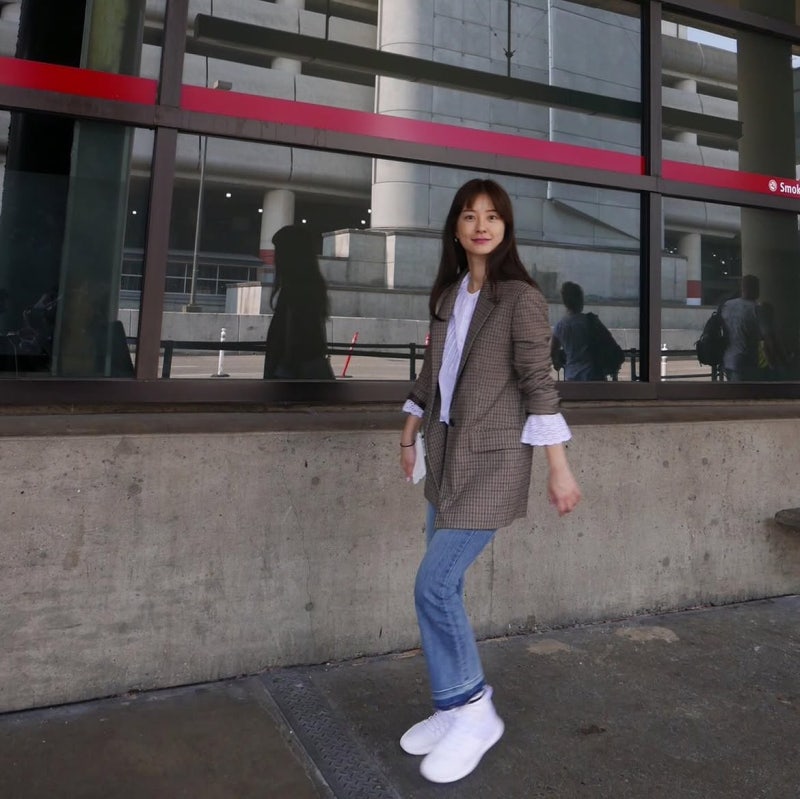 You know, if you wear a plaid jacket wrong, it just looks like work attire... but the innocent actress Jung Yu-mi completely pulled it off with jeans and white sneakers.