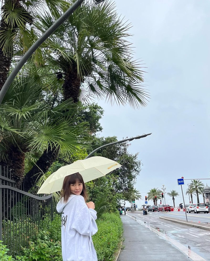 You know, if you wear a plaid jacket wrong, it just looks like work attire... but the innocent actress Jung Yu-mi completely pulled it off with jeans and white sneakers.