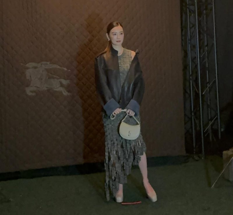 You know, if you wear a plaid jacket wrong, it just looks like work attire... but the innocent actress Jung Yu-mi completely pulled it off with jeans and white sneakers.