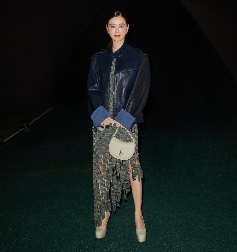 You know, if you wear a plaid jacket wrong, it just looks like work attire... but the innocent actress Jung Yu-mi completely pulled it off with jeans and white sneakers.