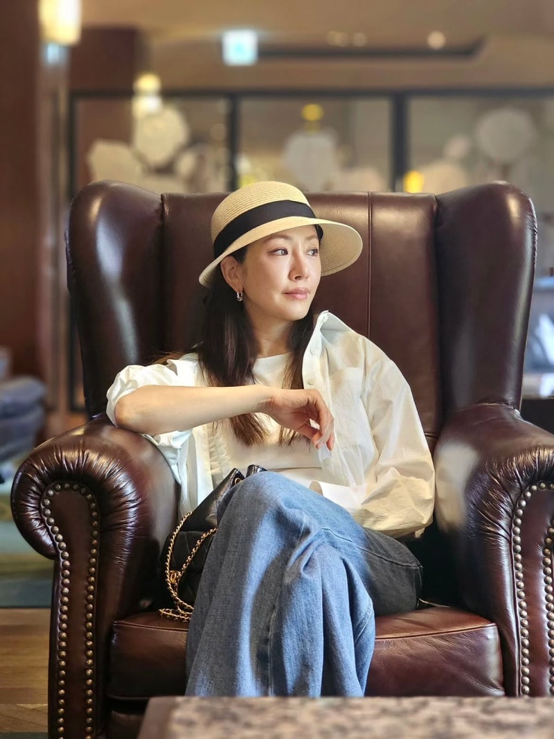 Ageless beauty Oh Na-ra; I thought she dressed up to look younger, but she actually just wore basics… White shirt and denim outfit