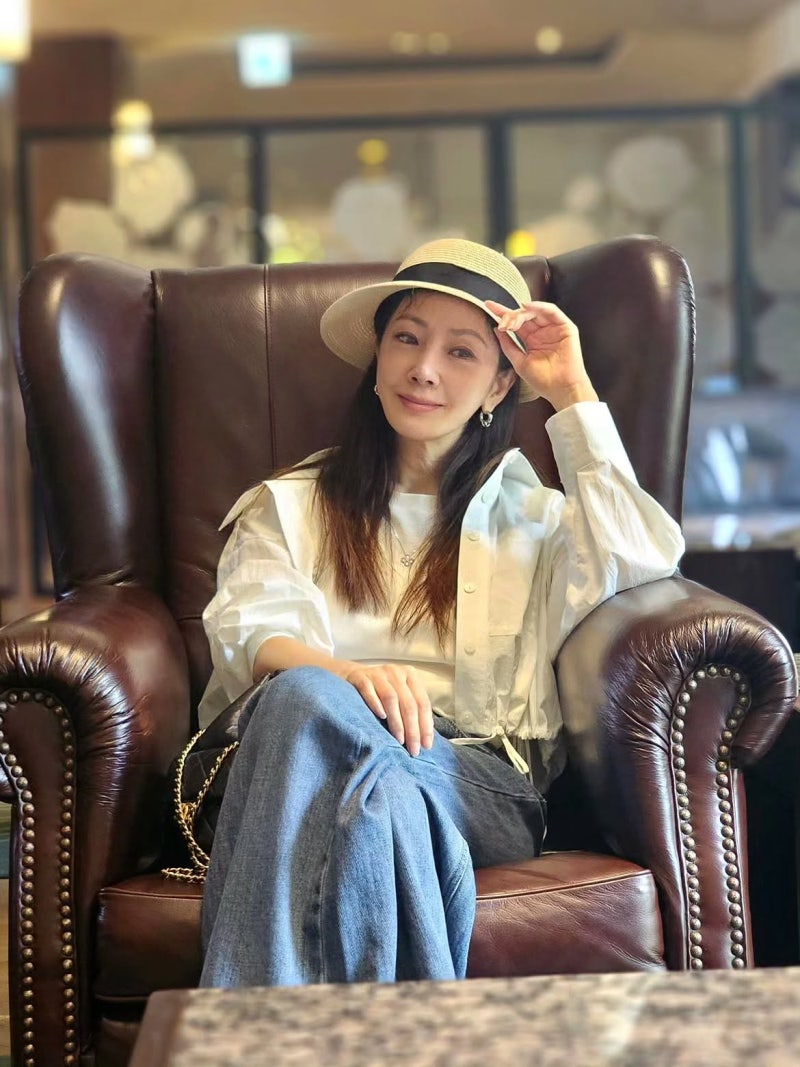 Ageless beauty Oh Na-ra; I thought she dressed up to look younger, but she actually just wore basics… White shirt and denim outfit