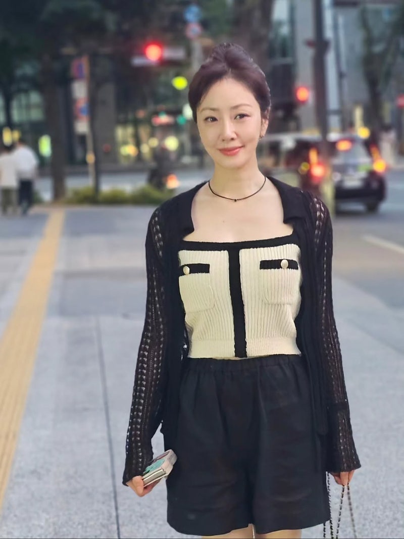Ageless beauty Oh Na-ra; I thought she dressed up to look younger, but she actually just wore basics… White shirt and denim outfit