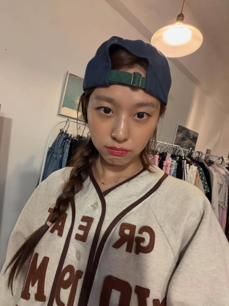 Gasp! This combination is surprisingly fresh... Seolhyun has great style wearing a navy hoodie with a black skirt.
