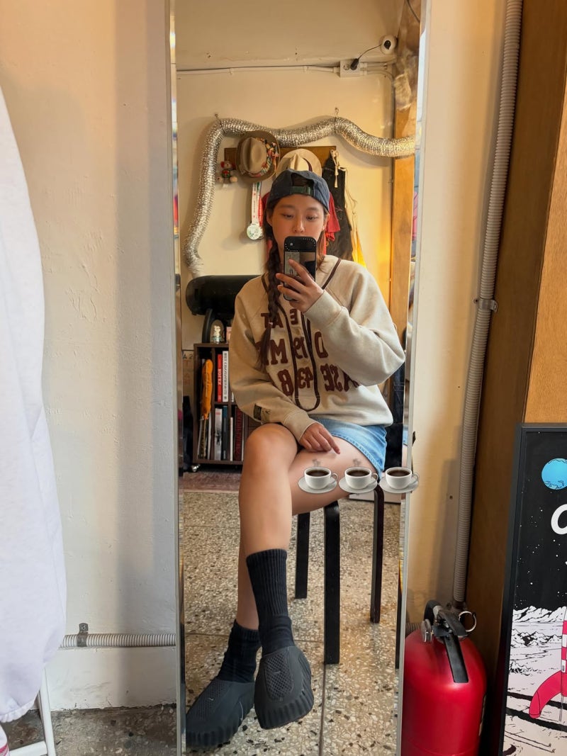 Gasp! This combination is surprisingly fresh... Seolhyun has great style wearing a navy hoodie with a black skirt.