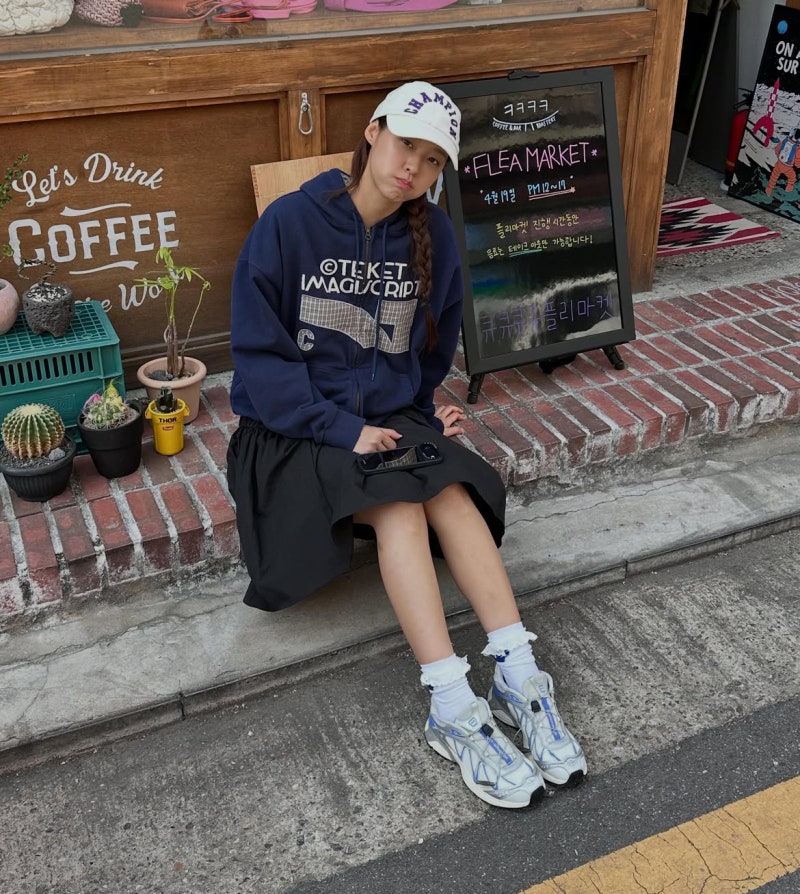 Gasp! This combination is surprisingly fresh... Seolhyun has great style wearing a navy hoodie with a black skirt.