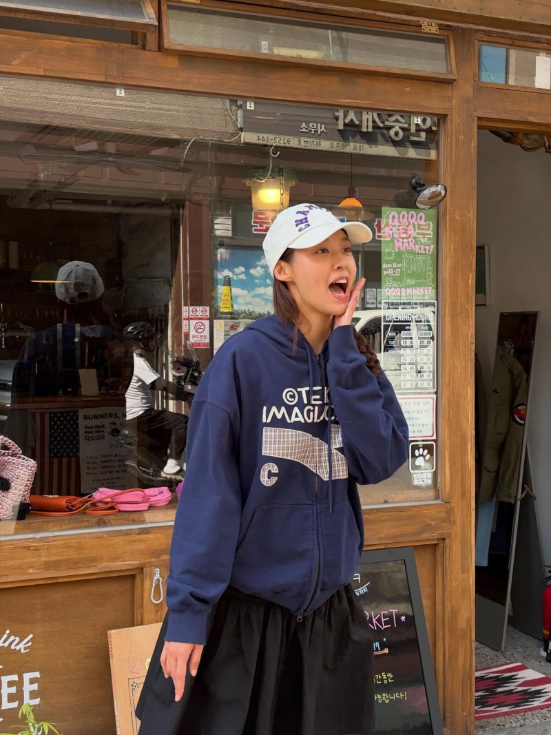 Gasp! This combination is surprisingly fresh... Seolhyun has great style wearing a navy hoodie with a black skirt.
