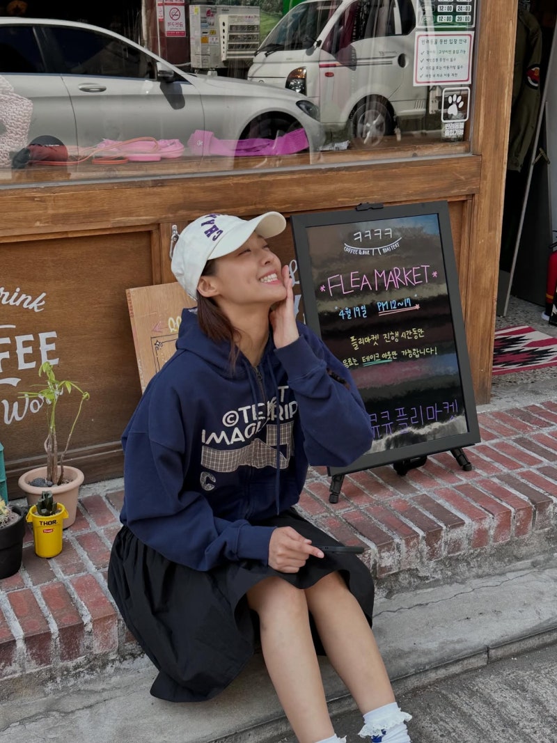 Gasp! This combination is surprisingly fresh... Seolhyun has great style wearing a navy hoodie with a black skirt.