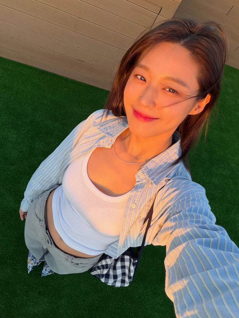 Gasp! This combination is surprisingly fresh... Seolhyun has great style wearing a navy hoodie with a black skirt.