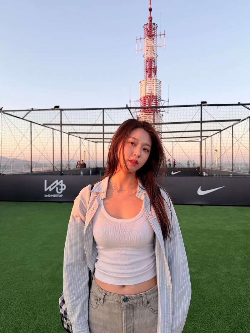 Gasp! This combination is surprisingly fresh... Seolhyun has great style wearing a navy hoodie with a black skirt.