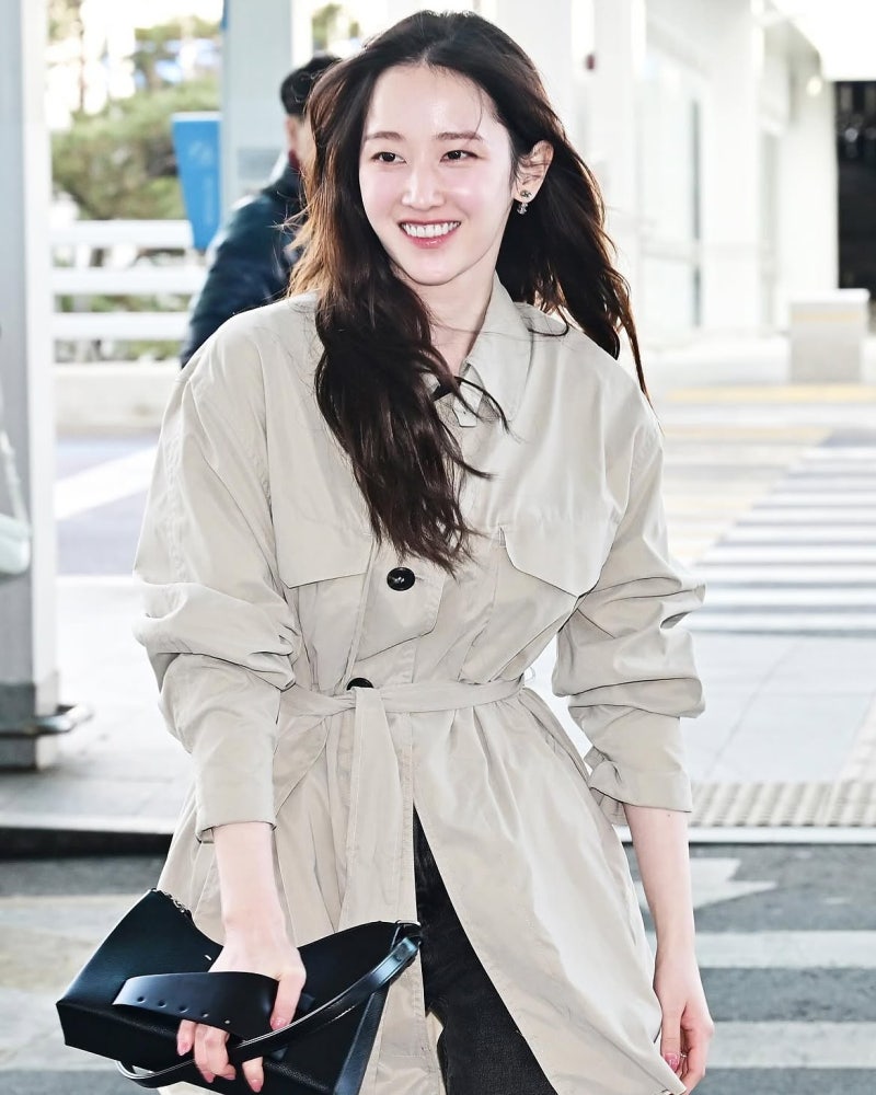 It was October and I was only looking for trench coats... but seeing the atmospheric beauty Jeon Jong-seo in gray and khaki makes me change my mind.