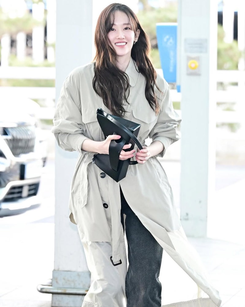 It was October and I was only looking for trench coats... but seeing the atmospheric beauty Jeon Jong-seo in gray and khaki makes me change my mind.
