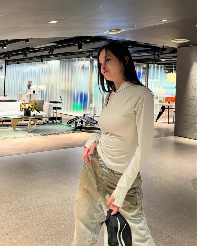 It was October and I was only looking for trench coats... but seeing the atmospheric beauty Jeon Jong-seo in gray and khaki makes me change my mind.