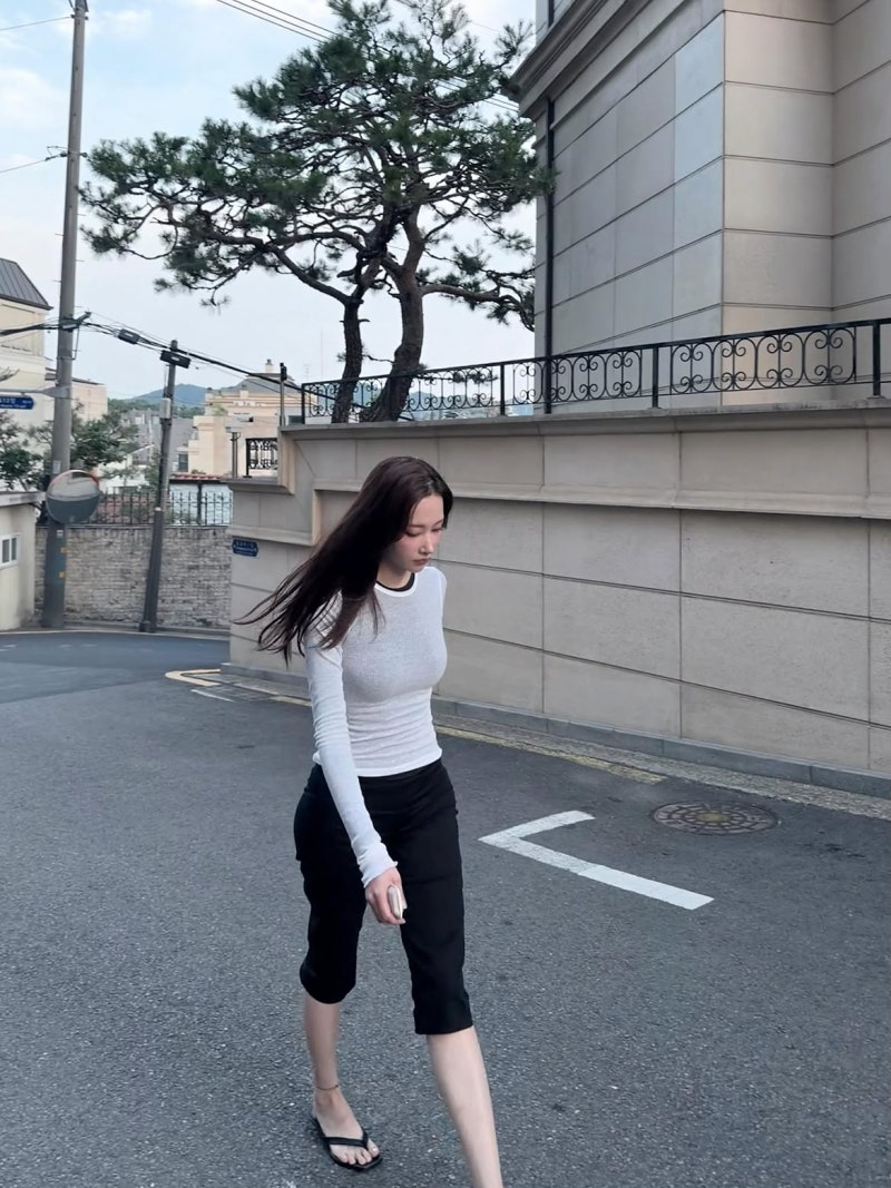 It was October and I was only looking for trench coats... but seeing the atmospheric beauty Jeon Jong-seo in gray and khaki makes me change my mind.