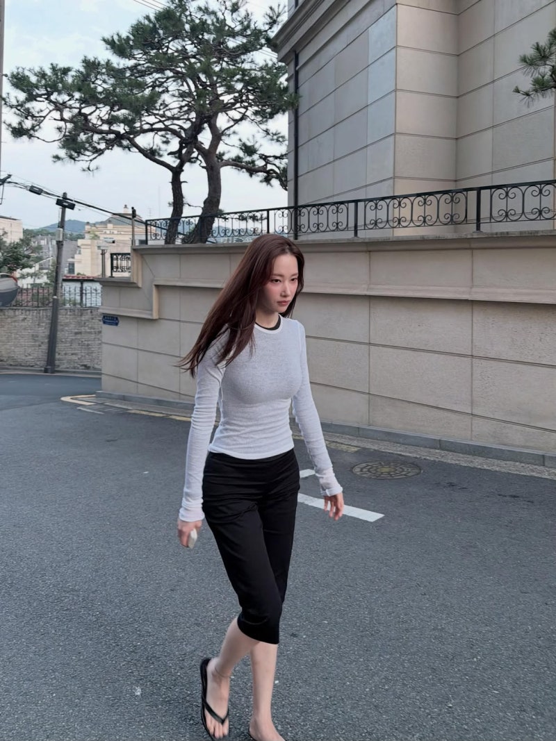 It was October and I was only looking for trench coats... but seeing the atmospheric beauty Jeon Jong-seo in gray and khaki makes me change my mind.