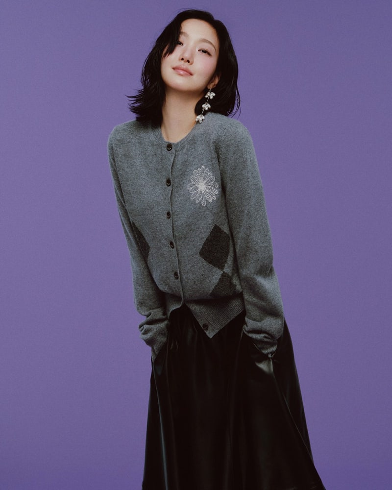 A red miniskirt with a gray sweatshirt… Kim Go-eun, with her extraordinary sense of style, looks quite different in her use of color this fall.