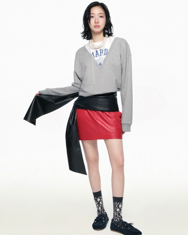 A red miniskirt with a gray sweatshirt… Kim Go-eun, with her extraordinary sense of style, looks quite different in her use of color this fall.