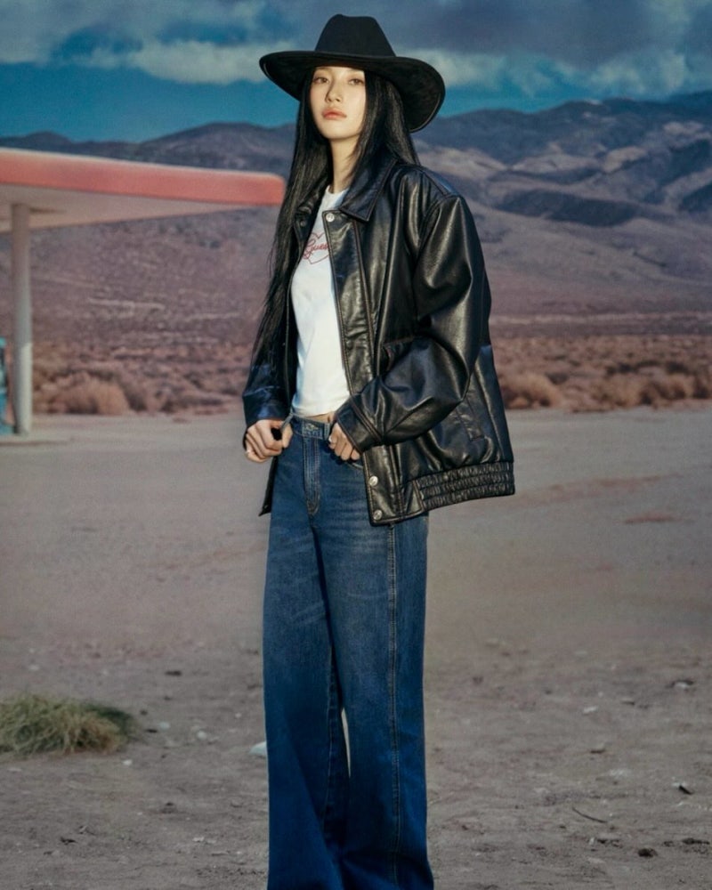I thought jeans were ordinary, but they completely turn things around when Suzy wears them… Guess wide-leg denim women's autumn outfit