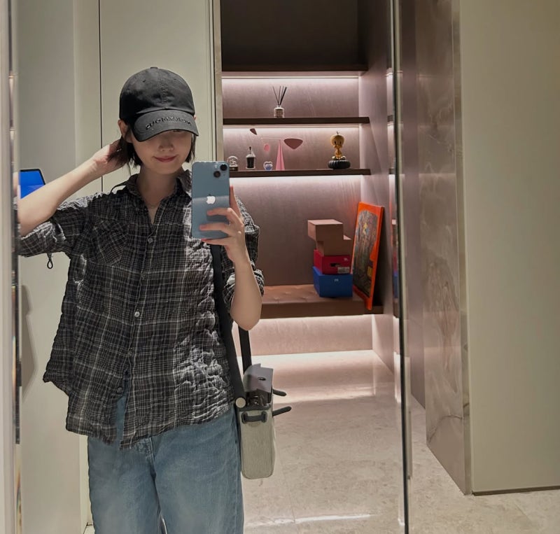 I thought wearing a hat ruined all short hair, but I'm not... IU "Baseball Cap, Short Hair, Plaid Shirt, Women's Daily Look"