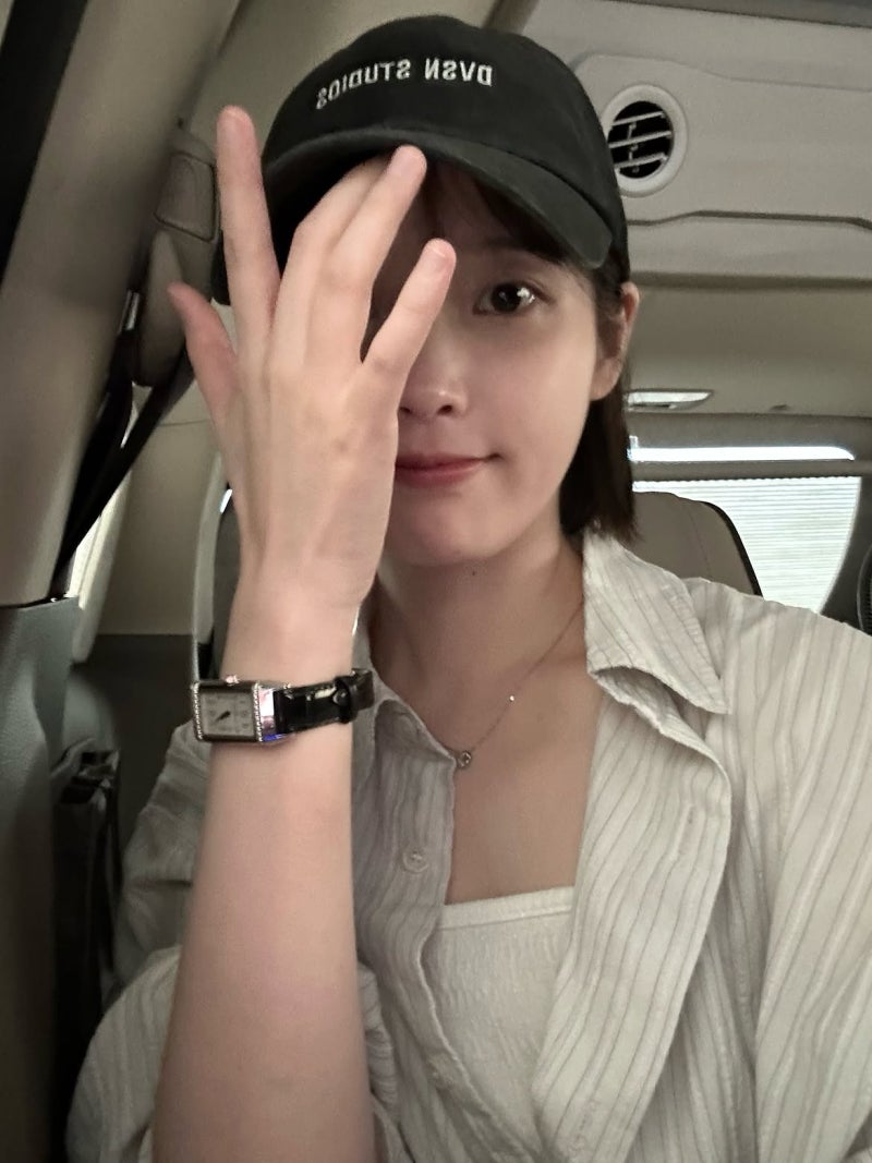 I thought wearing a hat ruined all short hair, but I'm not... IU "Baseball Cap, Short Hair, Plaid Shirt, Women's Daily Look"