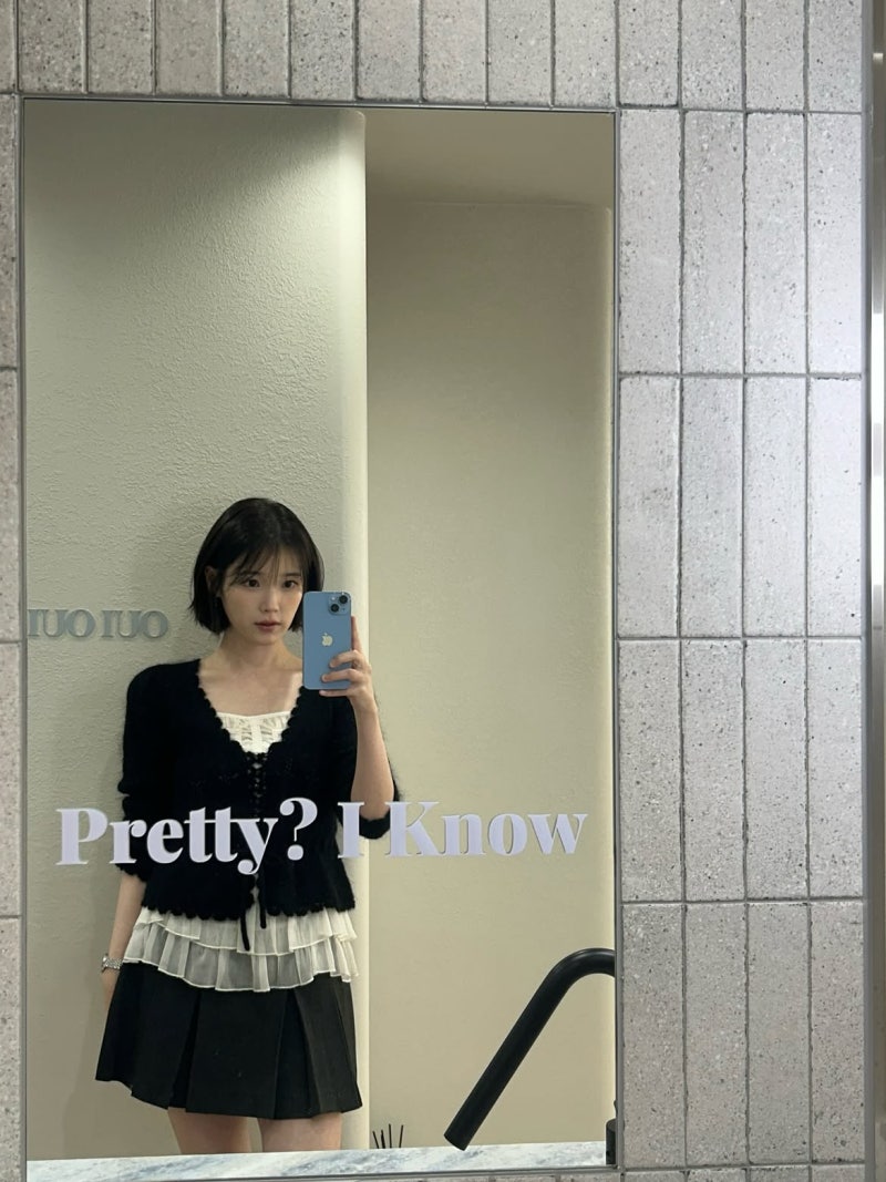 I thought wearing a hat ruined all short hair, but I'm not... IU "Baseball Cap, Short Hair, Plaid Shirt, Women's Daily Look"