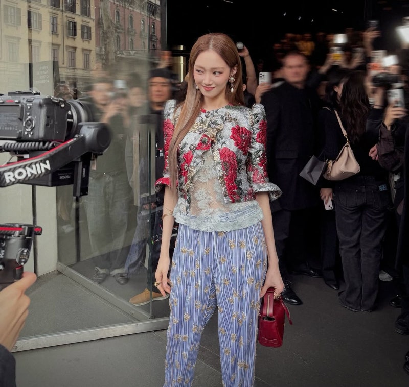 They say floral patterns can look old-fashioned if worn incorrectly, but what is this... It looks completely different when Lee Sung-kyung wears it as a black cardigan.