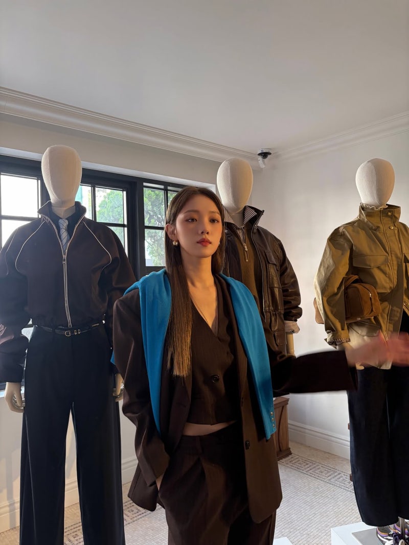 They say floral patterns can look old-fashioned if worn incorrectly, but what is this... It looks completely different when Lee Sung-kyung wears it as a black cardigan.