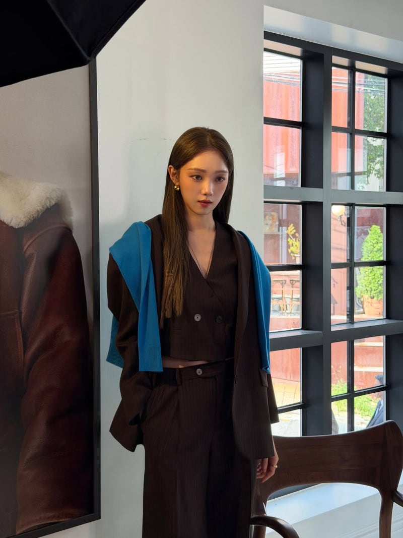 They say floral patterns can look old-fashioned if worn incorrectly, but what is this... It looks completely different when Lee Sung-kyung wears it as a black cardigan.