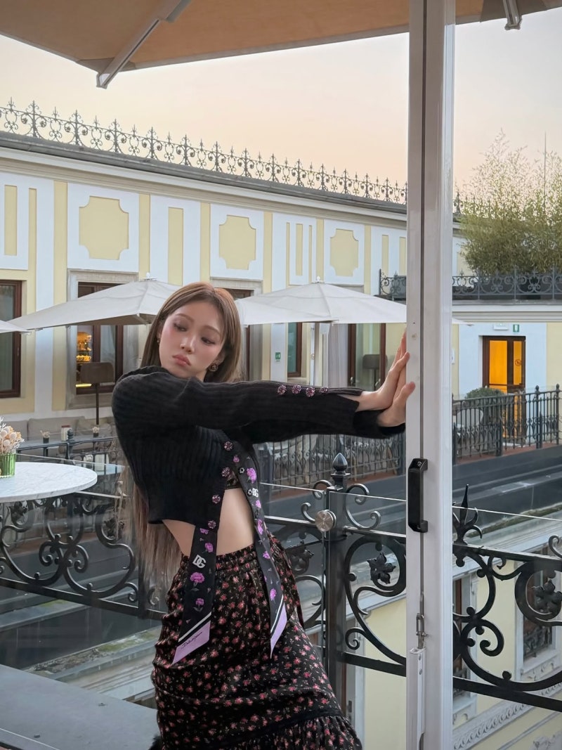 They say floral patterns can look old-fashioned if worn incorrectly, but what is this... It looks completely different when Lee Sung-kyung wears it as a black cardigan.
