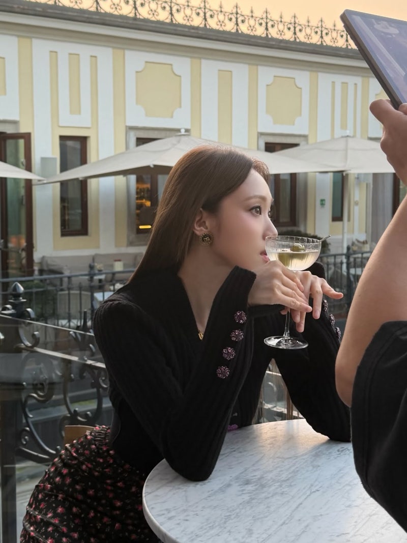 They say floral patterns can look old-fashioned if worn incorrectly, but what is this... It looks completely different when Lee Sung-kyung wears it as a black cardigan.