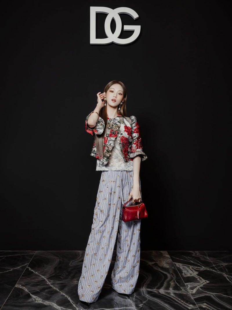 They say floral patterns can look old-fashioned if worn incorrectly, but what is this... It looks completely different when Lee Sung-kyung wears it as a black cardigan.