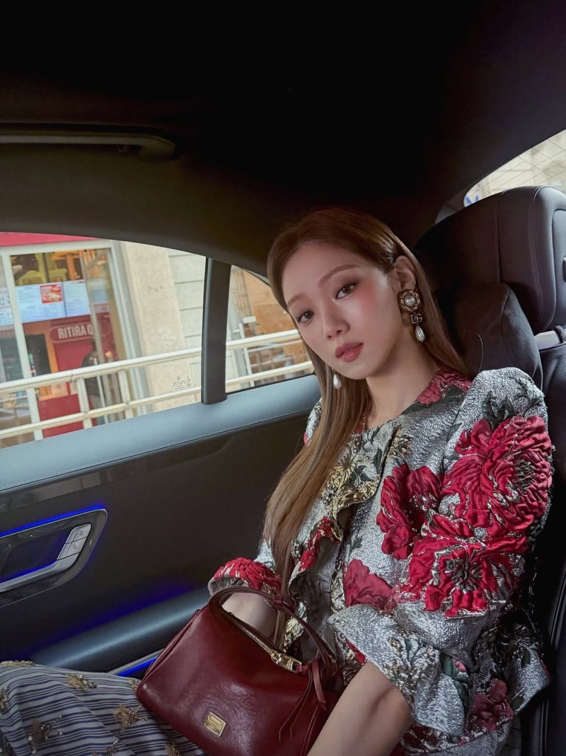 They say floral patterns can look old-fashioned if worn incorrectly, but what is this... It looks completely different when Lee Sung-kyung wears it as a black cardigan.