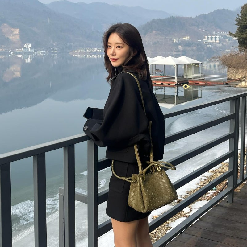 I wondered if wearing long boots already was overkill... but seeing Lee Joo-bin pair them with a mini skirt, it looks like the perfect autumn outfit for right now.