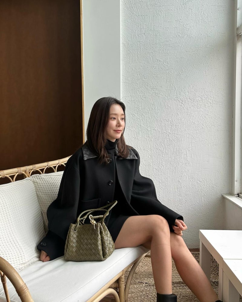 I wondered if wearing long boots already was overkill... but seeing Lee Joo-bin pair them with a mini skirt, it looks like the perfect autumn outfit for right now.