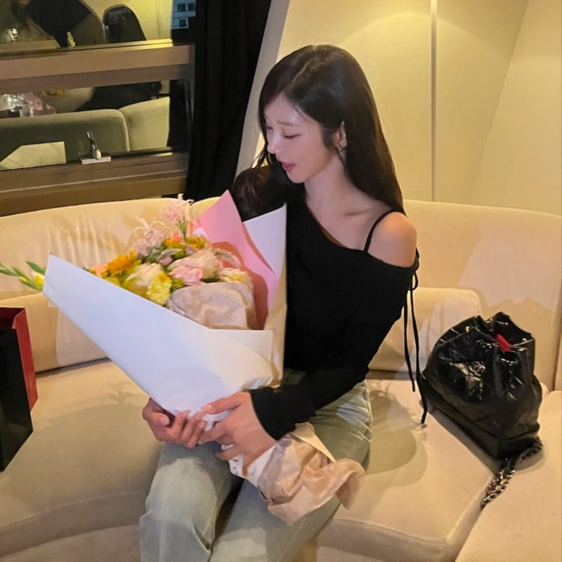 I wondered if wearing long boots already was overkill... but seeing Lee Joo-bin pair them with a mini skirt, it looks like the perfect autumn outfit for right now.