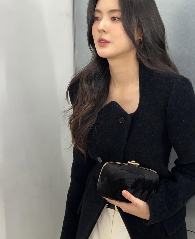 These days, it's hard to last until the afternoon in an 8 AM outfit... Lee Sun-bin's way of styling a jacket is the perfect transitional work look.
