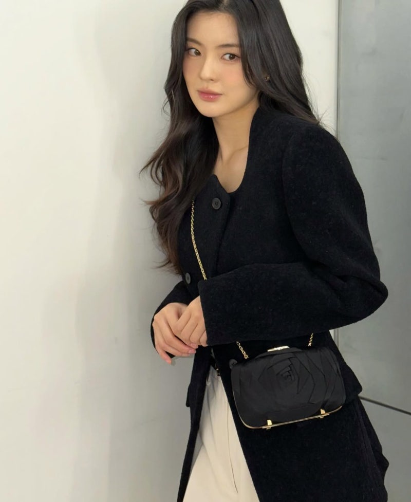 These days, it's hard to last until the afternoon in an 8 AM outfit... Lee Sun-bin's way of styling a jacket is the perfect transitional work look.