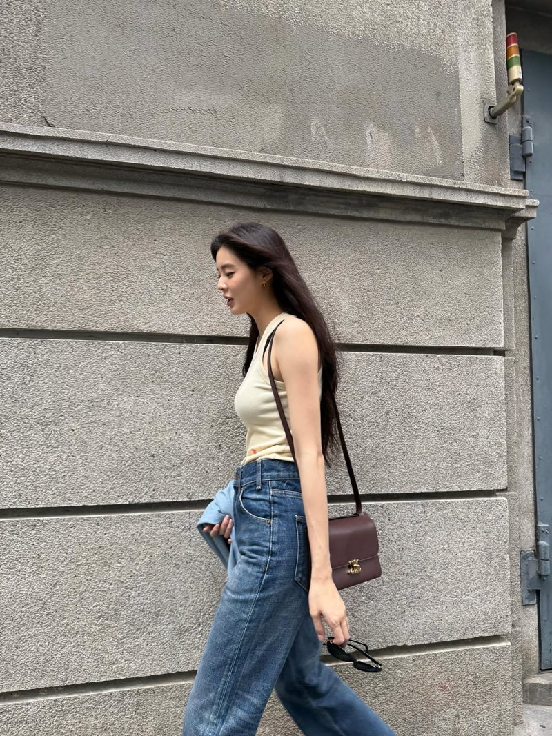 These days, it's hard to last until the afternoon in an 8 AM outfit... Lee Sun-bin's way of styling a jacket is the perfect transitional work look.