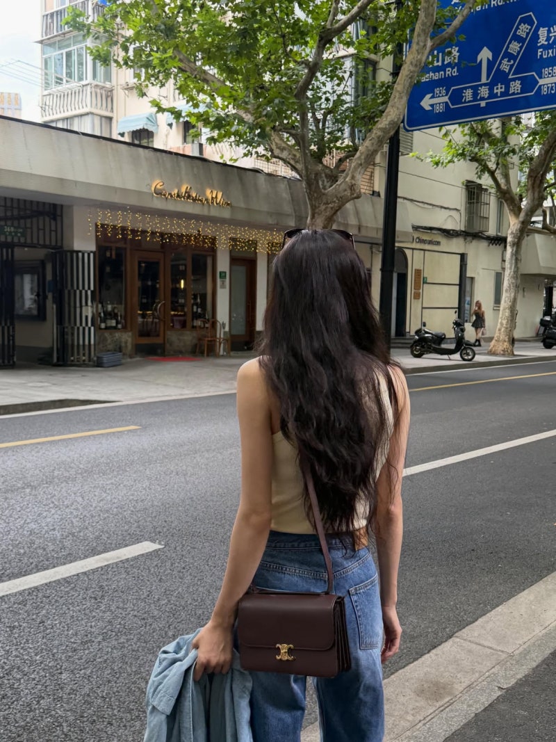 These days, it's hard to last until the afternoon in an 8 AM outfit... Lee Sun-bin's way of styling a jacket is the perfect transitional work look.