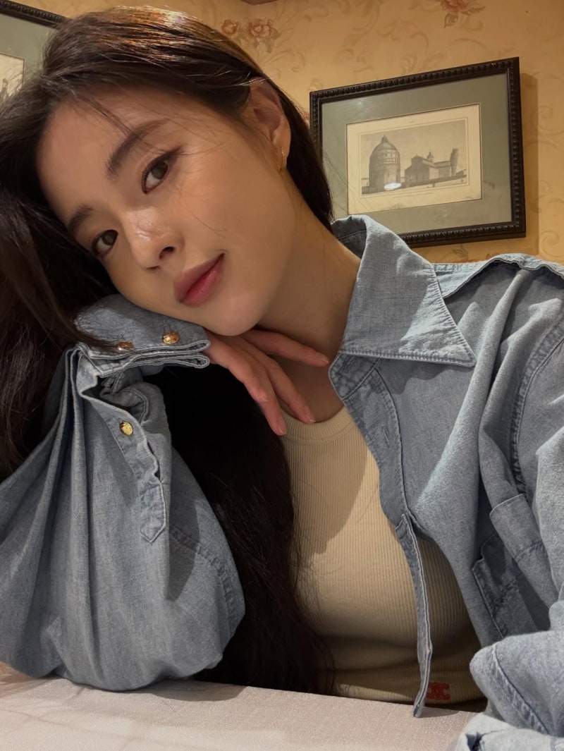 These days, it's hard to last until the afternoon in an 8 AM outfit... Lee Sun-bin's way of styling a jacket is the perfect transitional work look.