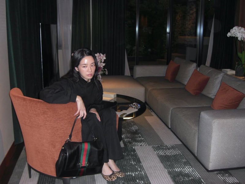 It's all black from head to toe, but where did the stuffiness go… Park Kyu-young's Gucci-accented all-black autumn outfit