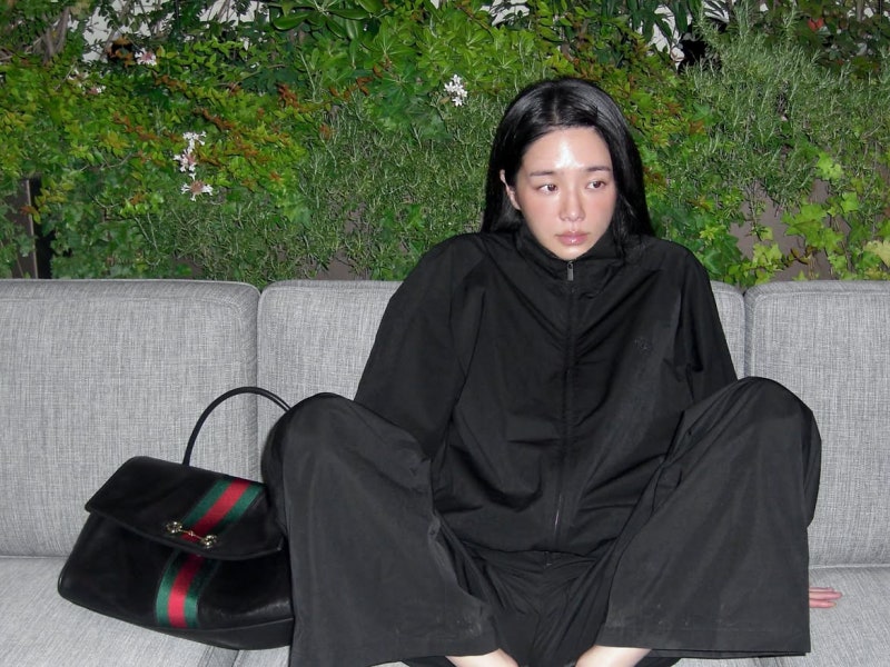 It's all black from head to toe, but where did the stuffiness go… Park Kyu-young's Gucci-accented all-black autumn outfit