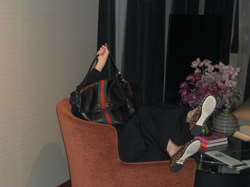 It's all black from head to toe, but where did the stuffiness go… Park Kyu-young's Gucci-accented all-black autumn outfit