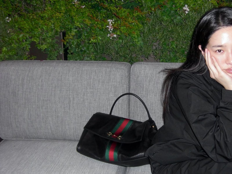 It's all black from head to toe, but where did the stuffiness go… Park Kyu-young's Gucci-accented all-black autumn outfit