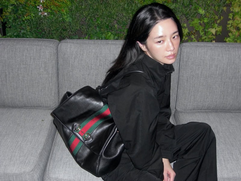 It's all black from head to toe, but where did the stuffiness go… Park Kyu-young's Gucci-accented all-black autumn outfit