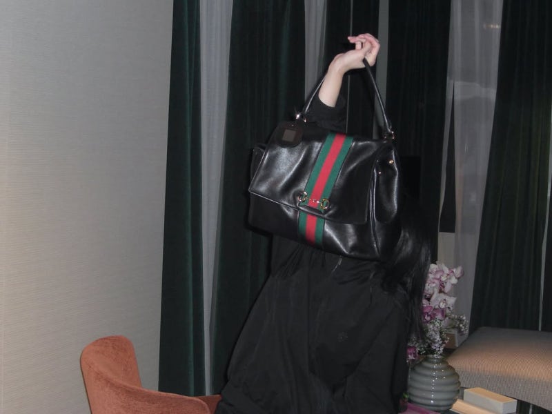It's all black from head to toe, but where did the stuffiness go… Park Kyu-young's Gucci-accented all-black autumn outfit