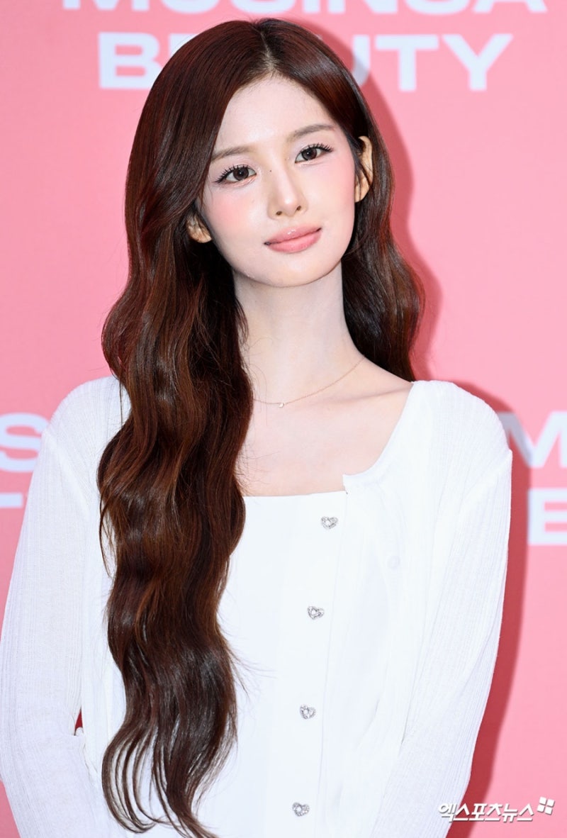 Pure White Everything: How Seol Yoon Mastered the Girlfriend Look