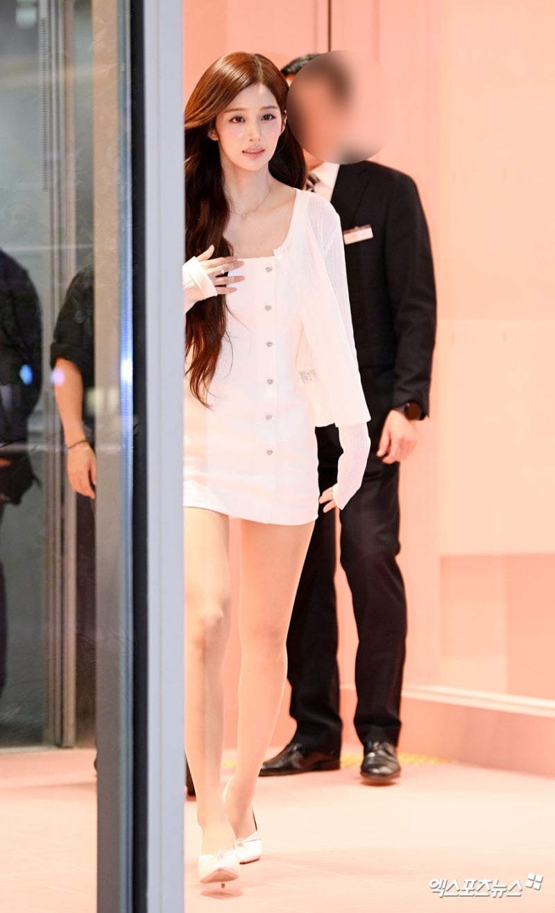 Pure White Everything: How Seol Yoon Mastered the Girlfriend Look