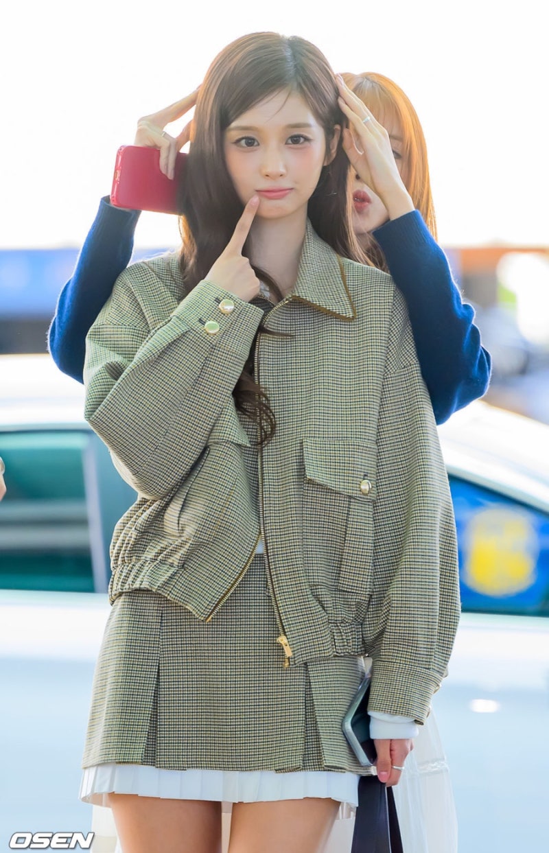 Seol Yun Makes Mixed Brands Look Like a Designer Set at the Airport