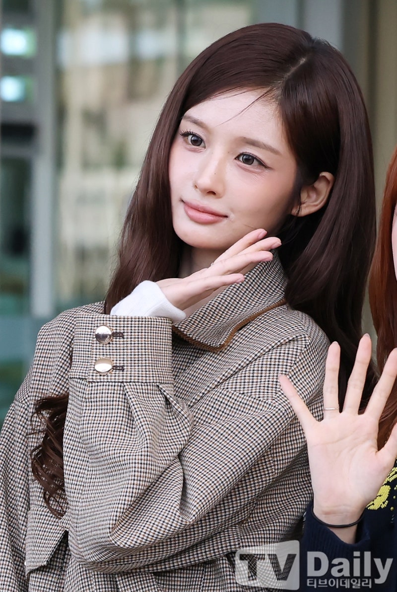 Seol Yun Makes Mixed Brands Look Like a Designer Set at the Airport